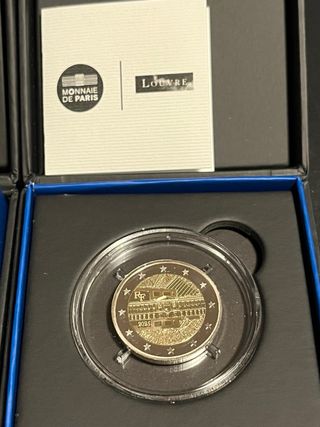 Pareja monedas 2€ Proof Francia 2025 Louvre