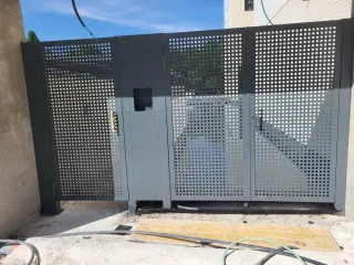 Puerta de hierro para exterior