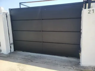 Puerta de hierro para exterior