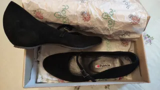 Zapatos negros ante mujer
