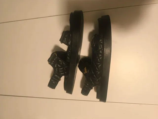 Sandalias planas negras y doradas