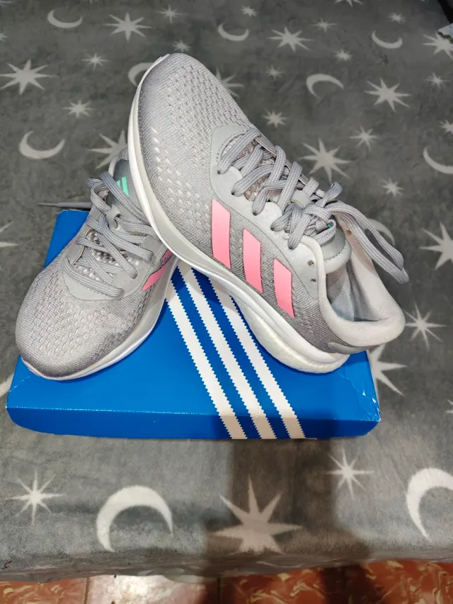 Zapatillas Adidas grises con detalles rosas