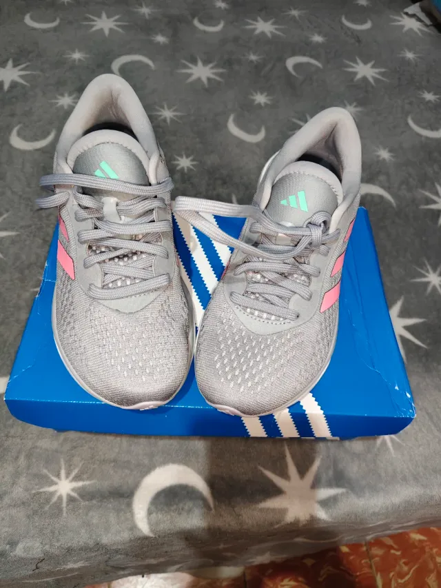 Zapatillas Adidas grises con detalles rosas