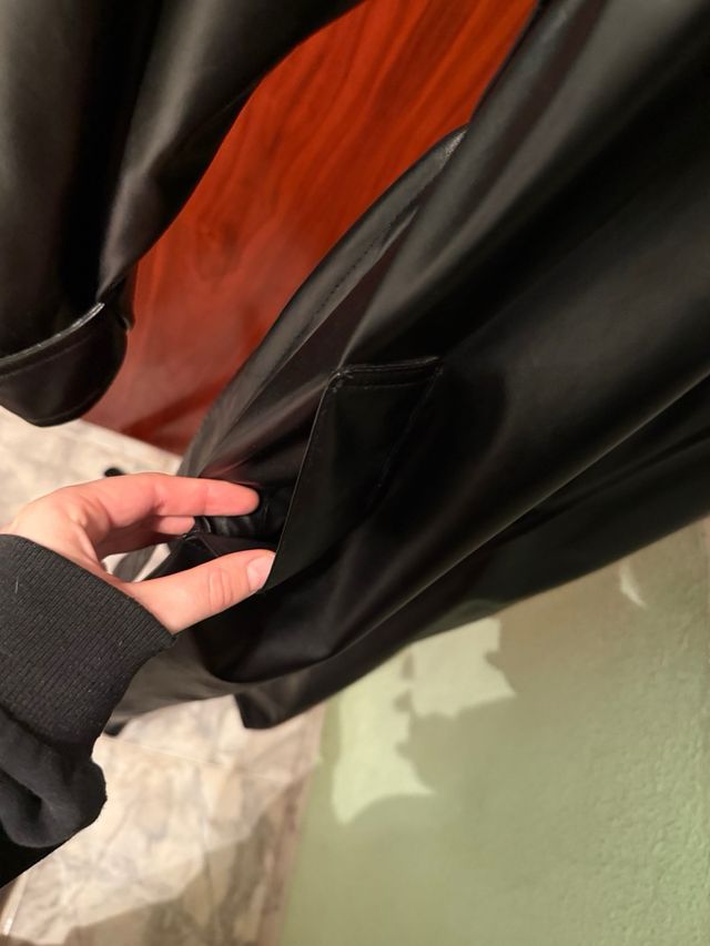 Trench de piel sintética negro