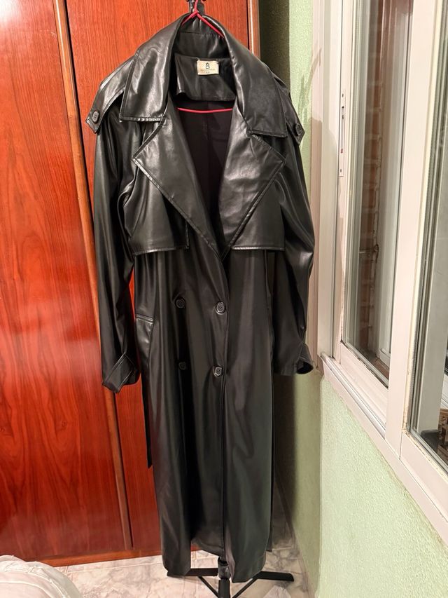 Trench de piel sintética negro