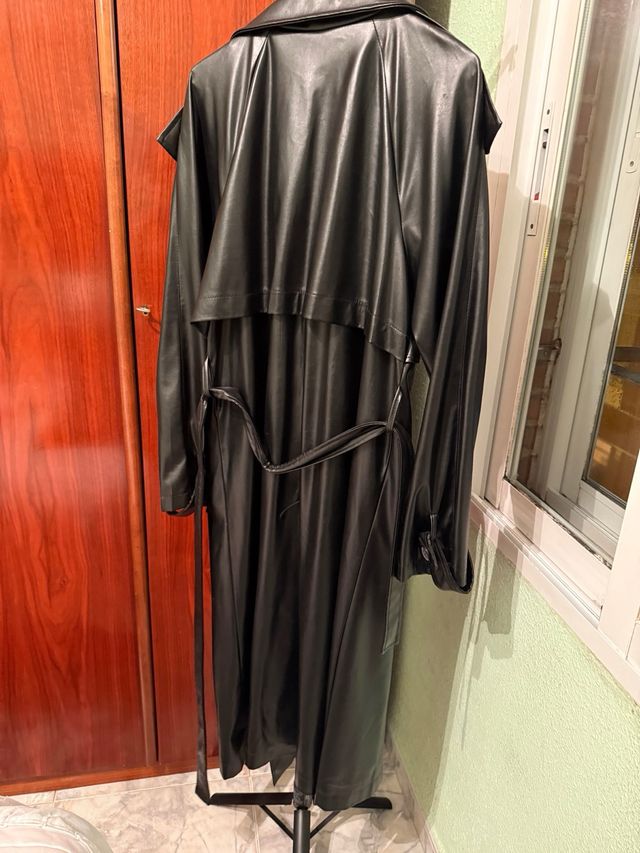 Trench de piel sintética negro