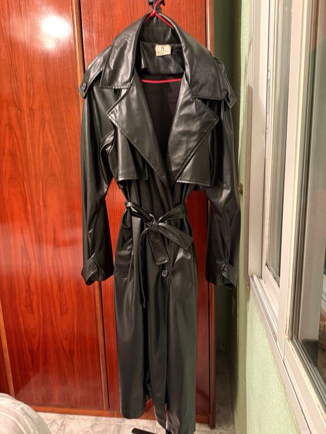 Trench de piel sintética negro