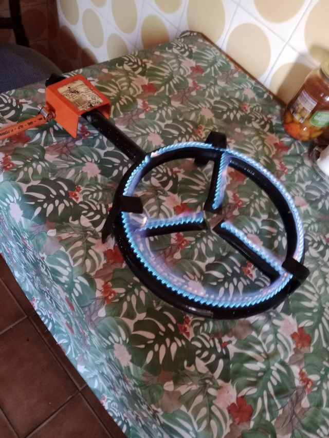 Paellero a gas negro y naranja