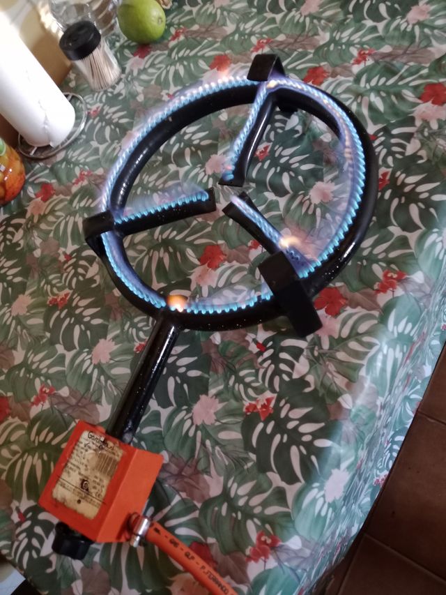 Paellero a gas negro y naranja