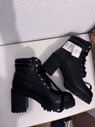 Botín tacón piel Zara negro