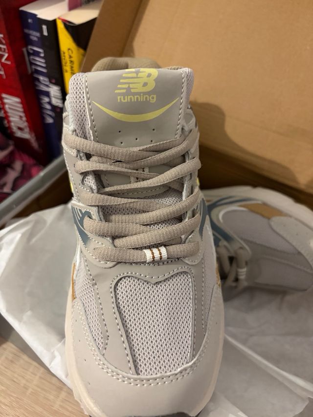 Zapatillas New Balance beige y amarillo