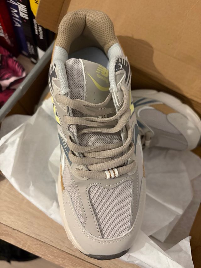 Zapatillas New Balance beige y amarillo