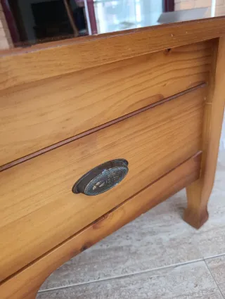 Mesa de centro de madera con 2 cajones