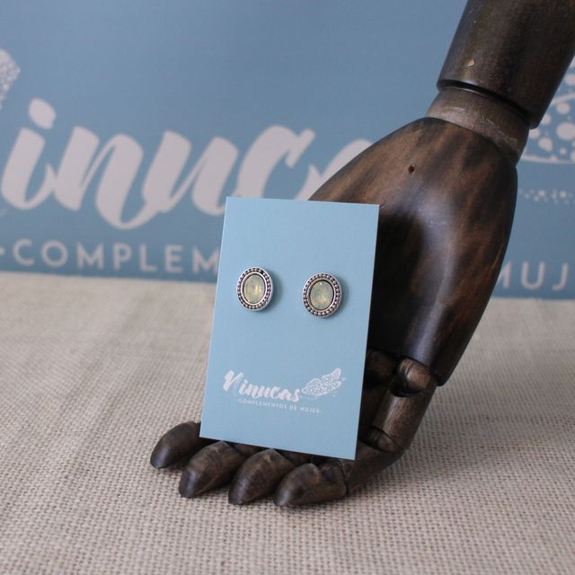 Pendientes con forma de pequeño óvalo opal V