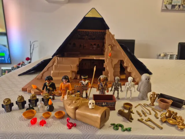 Pirámide Playmobil con figuras y accesorios