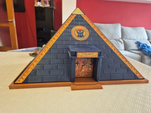 Pirámide Playmobil con figuras y accesorios