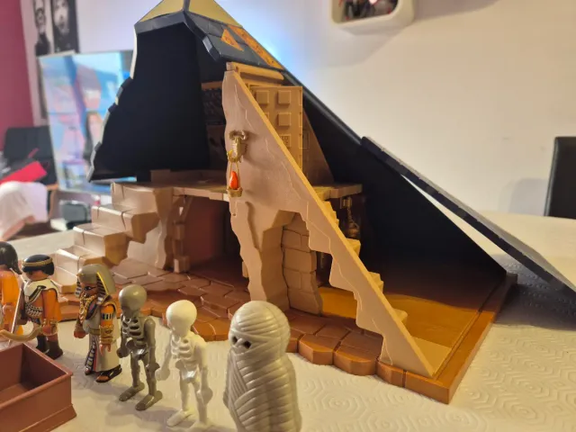 Pirámide Playmobil con figuras y accesorios