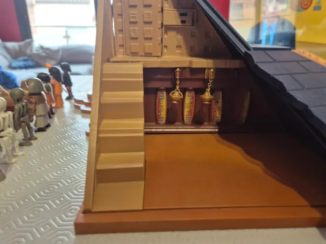 Pirámide Playmobil con figuras y accesorios