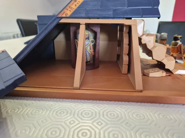 Pirámide Playmobil con figuras y accesorios