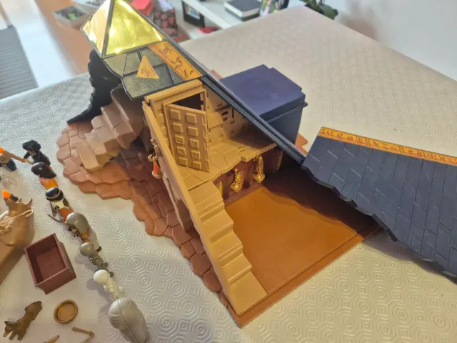 Pirámide Playmobil con figuras y accesorios