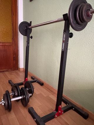 Soporte para sentadillas con barra y discos