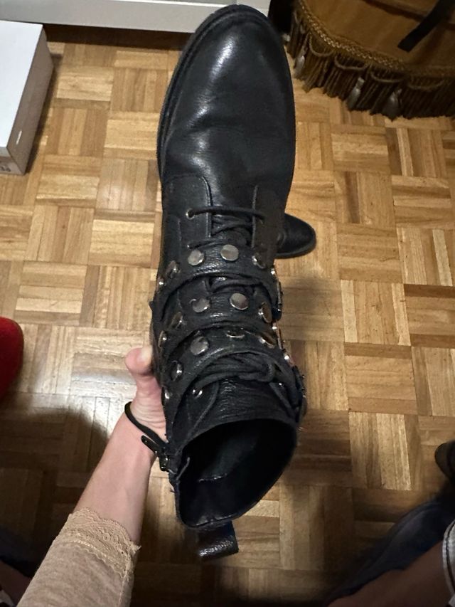 Botines negros con hebillas