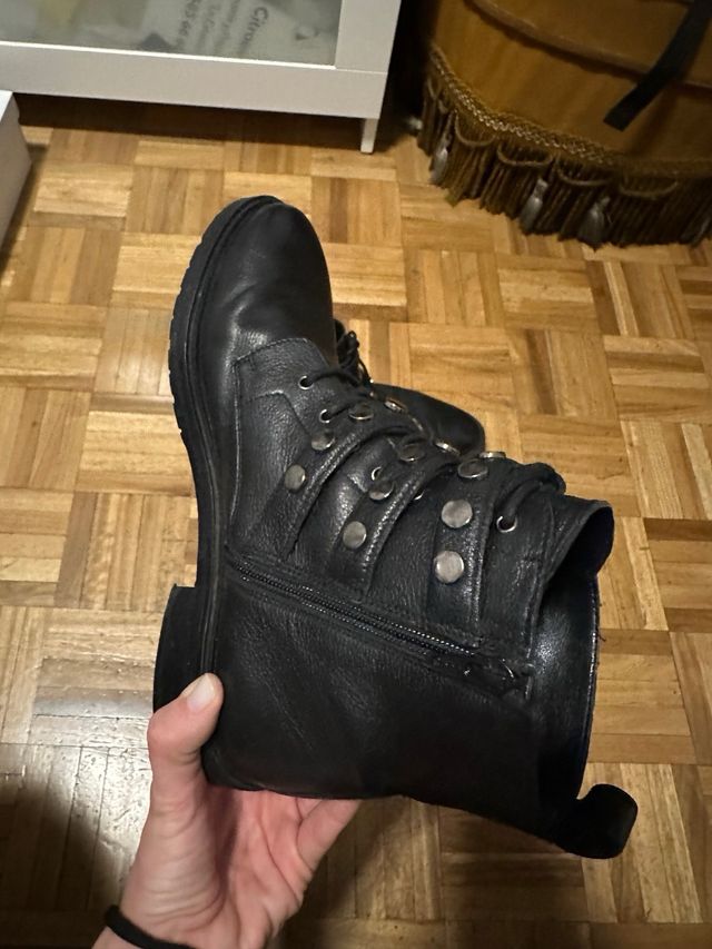 Botines negros con hebillas