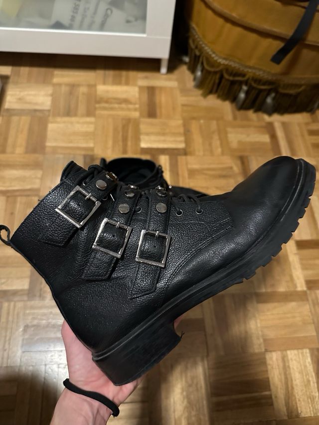 Botines negros con hebillas