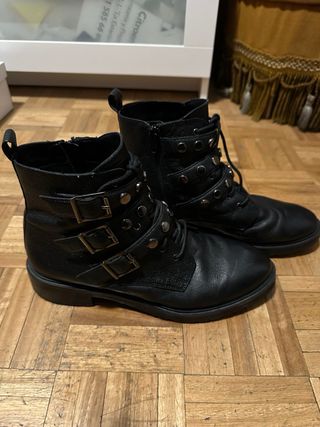Botines negros con hebillas