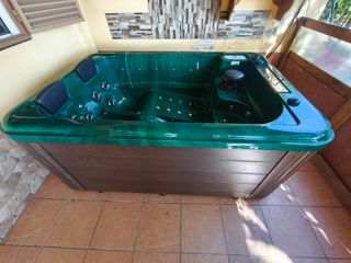 Jacuzzi exterior verde casi nuevo