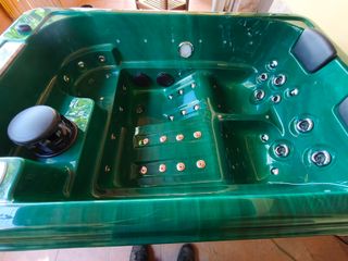 Jacuzzi exterior verde casi nuevo