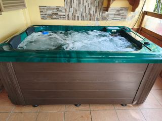 Jacuzzi exterior verde casi nuevo