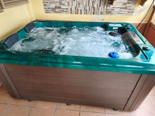 Jacuzzi exterior verde casi nuevo