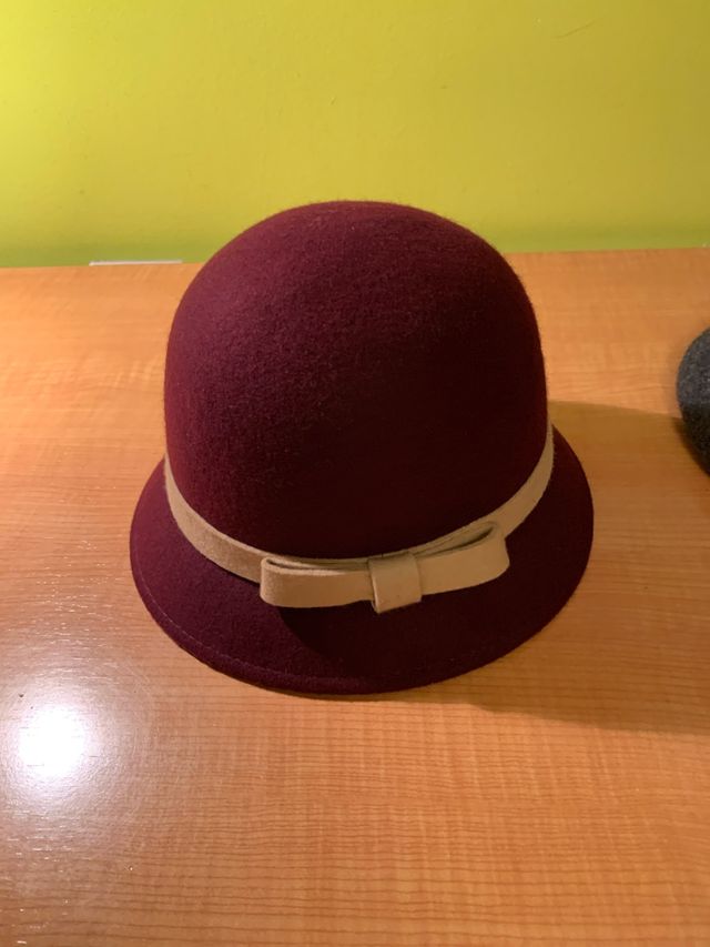 Sombrero granate con lazo