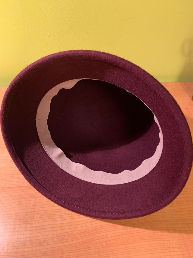 Sombrero granate con lazo