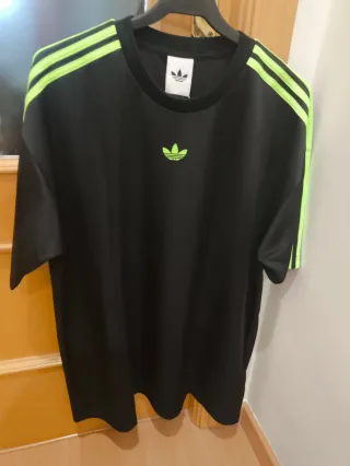 Camiseta Adidas Negra con Detalles Verdes