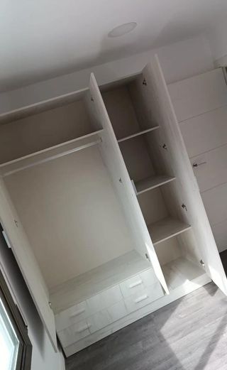 Armadio a porte scorrevoli bianco e grigio