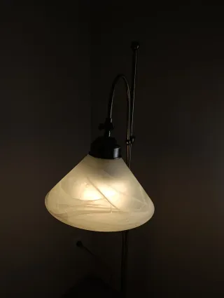 Lámpara de pie dorada y blanca