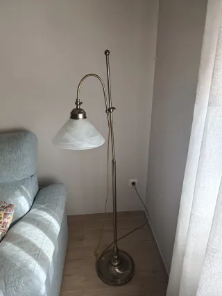 Lámpara de pie dorada y blanca