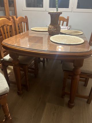 Mesa de comedor de madera