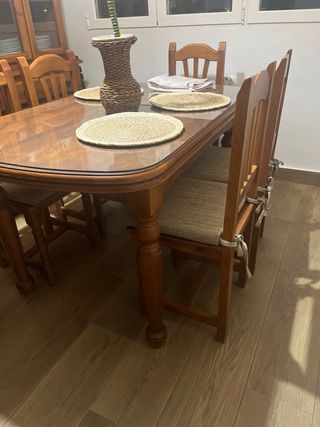 Mesa de comedor de madera