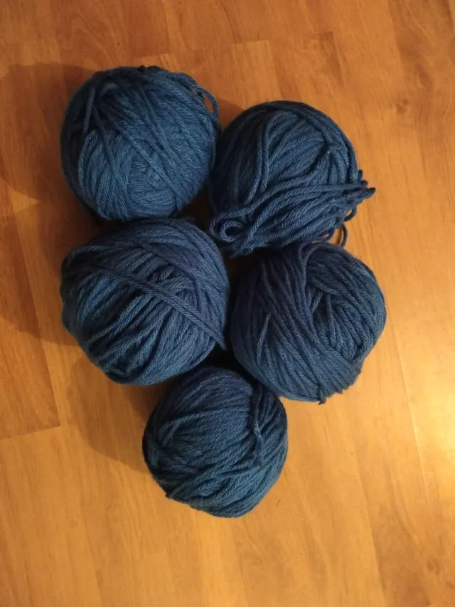 Ovillos de lana azul