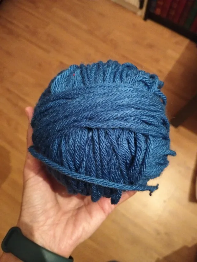 Ovillos de lana azul