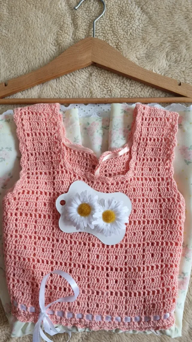 Vestido artesanal de ganchillo falda con enagua