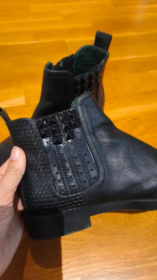 Botas Chelsea negras con tachuelas