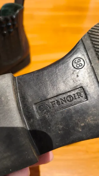 Botas Chelsea negras con tachuelas