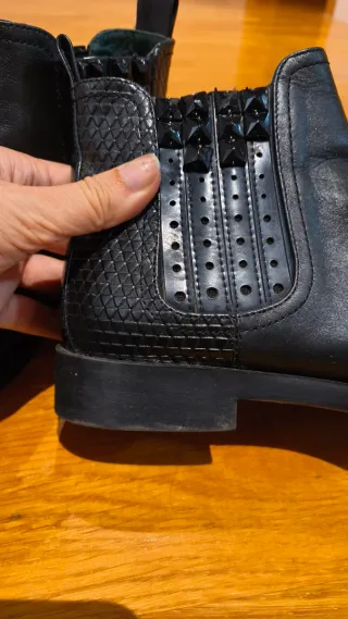 Botas Chelsea negras con tachuelas