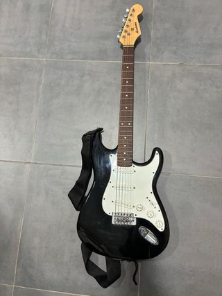 Guitarra Eléctrica Academy Negra y funda original
