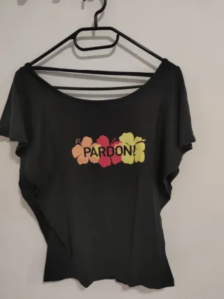 Camiseta negra Pardon con flores