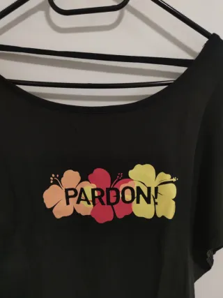 Camiseta negra Pardon con flores